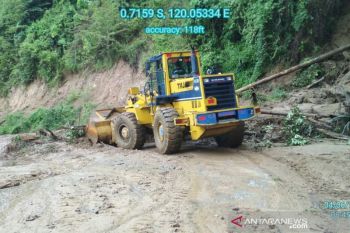 Jalur Taweli-Toboali Sulteng  putus tertimbun longsor