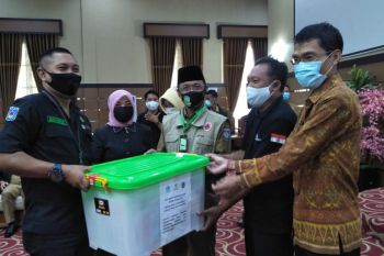 Pemkot Mataram menyerahkan bantuan anak terpapar COVID-19