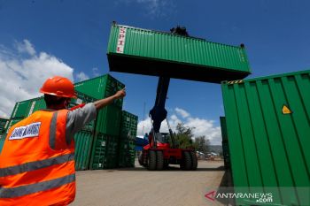 Aktivitas bongkar muat di Pelabuhan Malahayati