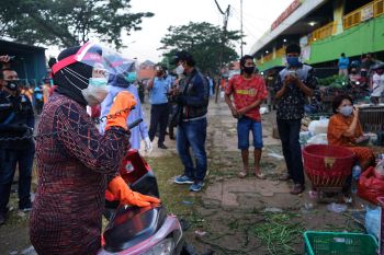Risma pimpin operasi penertiban masker di Pasar Keputran