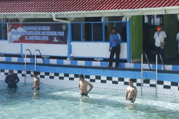 Puluhan calon taruna Akpol dan Tamtama Panda Papua lulus renang