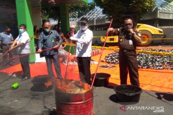 Kejari Manado Musnahkan Ribuan Babuk Tindak Pidana
