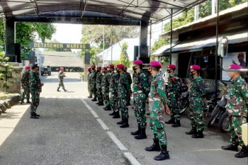 Lantamal VI turunkan personelnya bantu korban banjir bandang