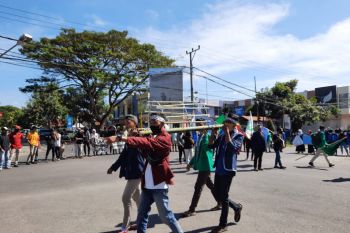 Tolak pembangunan ritel, ratusan mahasiswa dan pemuda di Lotim demo Bupati dengan bawa keranda mayat