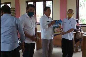 2.343 KK warga Petasia Timur terima bantuan sembako dari Pemkab Morut