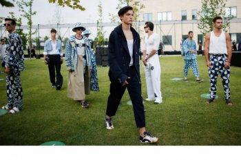 Dolce &amp; Gabbana gelar  "physical catwalk"