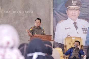 Arinal serahkan bantuan kepada masyarakat terdampak COVID-19