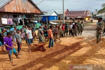 Satgas TMMD ajak warga Kolaka gotong royong perbaiki jalan