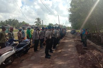 Polsek Labuhan Maringgai dan warga gotong royong persiapkan lokasi akan dikunjungi Menteri KKP