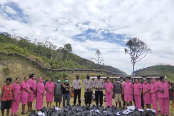 Bhayangkari Tolikara berikan bantuan sembako ke warga terdampak COVID-19