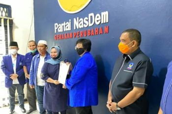 Siti Nurbaya serahkan empat surat dukungan Pilkada Riau, salah satunya untuk Kasmarni