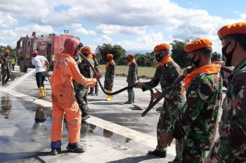 Paskhas TNI AU bantu bersihkan lumpur di bandara Andi Djemma Luwu Utara