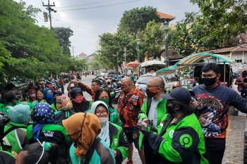 Ketua BPPP DIY membagikan sembako kepada pengemudi ojol perempuan