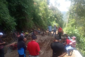 Warga Dama Sikuciang Agam  gotong royong buka jalan sepanjang 700 meter