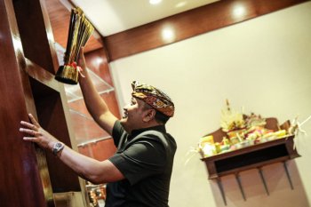 Bali United serahkan replika piala Liga 1 ke Pemkab Gianyar