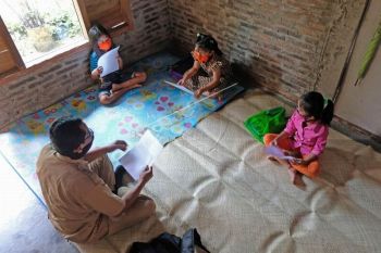 Guru mengajar di rumah siswa