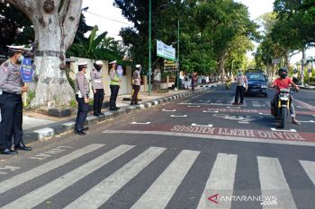 Satlantas menerapkan metode jaga jarak pengendara di "traffic light"