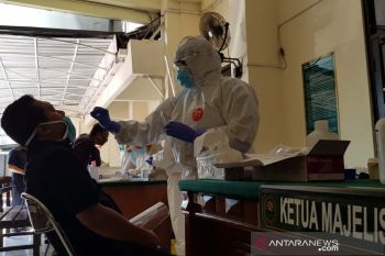 Hakim dan pegawai Pengadilan Negeri Semarang jalani tes usap COVID-19