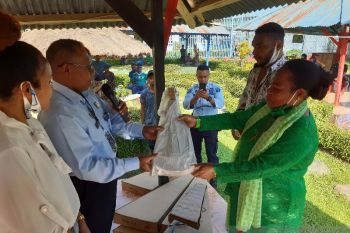 Pokja Perempuan MRP serahkan bantuan untuk narapidana Lapas Doyo