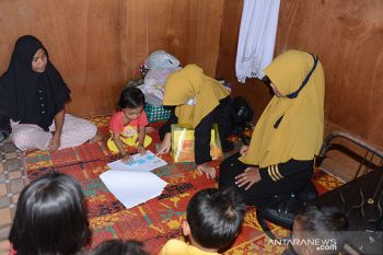 Guru datangi rumah murid keluarga dhuafa mengajar
