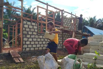 Anak-anak Kampung Natabui-Toweta Yapen Barat bantu kegiatan TMMD
