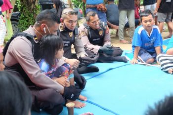 Tim "trauma healing" Polda Sulsel motivasi anak-anak di empat posko