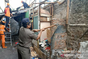 Petugas bongkar gubuk liar pasien COVID-19