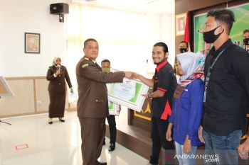 Pewarta Antara Sumbar, Fathul Abdi terima dua penghargaan dalam momen Hari Bhakti Adhyaksa ke-60