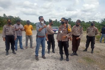 Pemilik tanah pasang portal jalan menuju PT BSS Agam