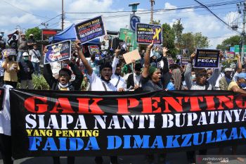 Demo dukung pemberhentian bupati Jember