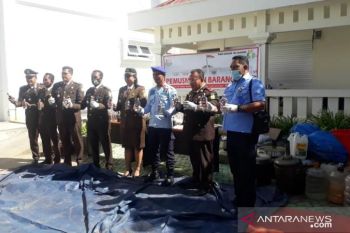 Kejari Jayawijaya memusnahkan barang bukti kejahatan di pegunungan Papua