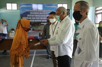 Bupati Sleman serahkan bantuan rehabilitasi 266 RTLH