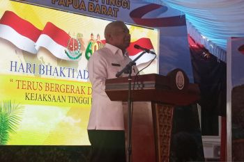 Gubernur Papua Barat Mandacan harap penegakan hukum perhatikan kearifan lokal