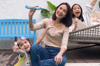 Artika Sari Devi manfaatkan barang bekas untuk bermain dengan anak