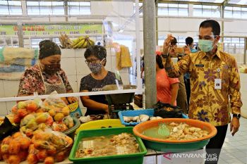 Los pedagang Pasar Rakyat Kudus dilengkapi partisi cegah COVID-19