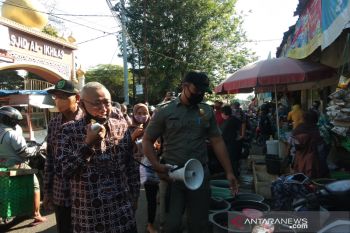 Bupati sosialisasikan protokol kesehatan kepada pedagang Pasar Bantul
