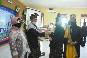 HUT ke-12 KLU, mantan sekda dapat cenderamata dan penghargaan