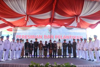 Kado HUT ke-12 KLU, 10 penjabat kepala desa definitif dilantik