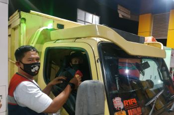 Kurangi angka kecelakaan, pengelola tol bagikan permen dan kopi kepada pengemudi