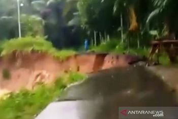 Dua jalan amblas usai diguyur hujan deras, akses Padang Pariaman-Agam terganggu