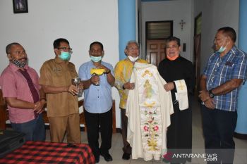 Kota Kupang bantu perlengkapan rumah ibadah