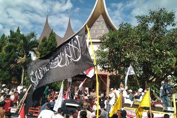 Tolak RUU HIP, ribuan anggota forum masyarakat Luak Limopuluah datangi kantor DPRD
