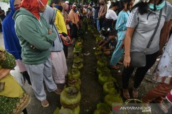 Antrean penjualan elpiji sesuai HET