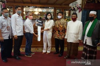 Bukit Asam salurkan bantuan 5 unit ambulans ke OKU Timur senilai Rp1,2 miliar