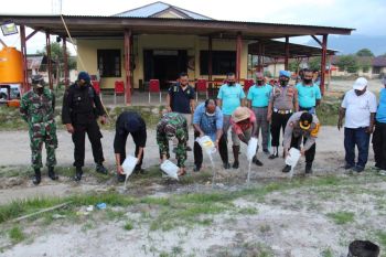 Polres Yalimo musnahkan puluhan liter 'cap tikus' minuman berakohol