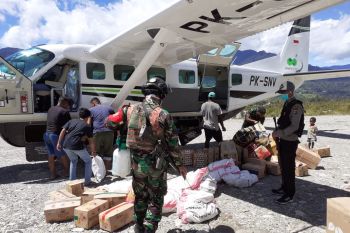 Babinsa Koramil Sinak-Bhabinkamtibmas  semprot disinfektan barang di bandara