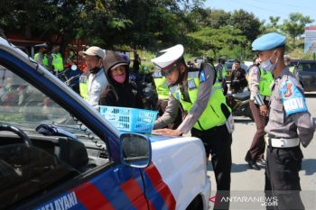Polisi tegur pengendara langgar protokol COVID-19