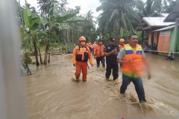 Tim Basarnas evakuasi korban banjir di Desa Panggulo Kabupaten Bone Bolango