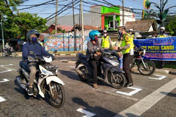 Kudus terapkan marka jaga jarak di kawasan lampu pengatur lalu lintas