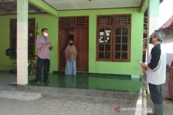 Wabup Bantul mengunjungi keluarga pasien positif COVID-19